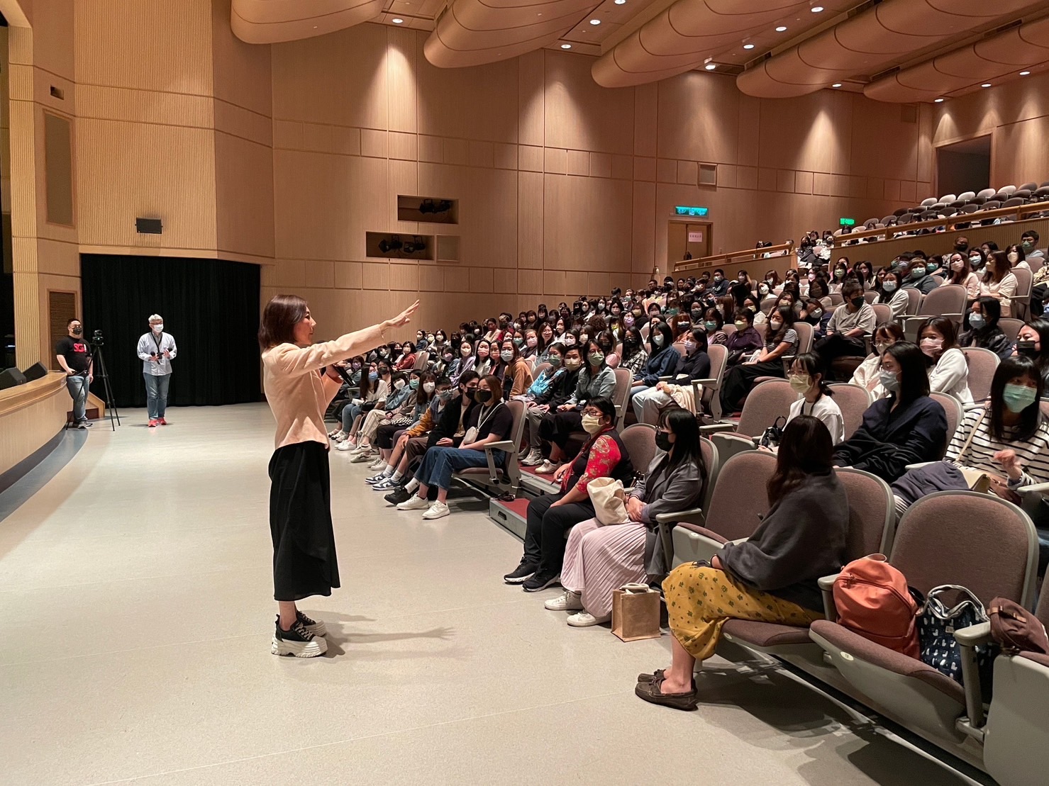 飛雁有限公司 / 郎祖筠